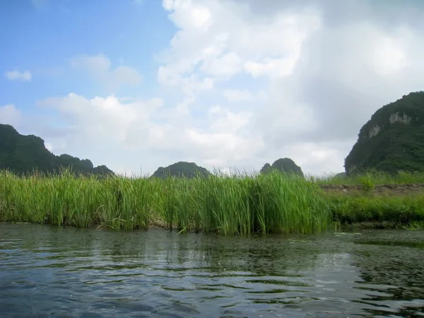 Paisagem com moutain e rio, Trang An, Ninh Binh, Vietnã — Fotografia de Stock