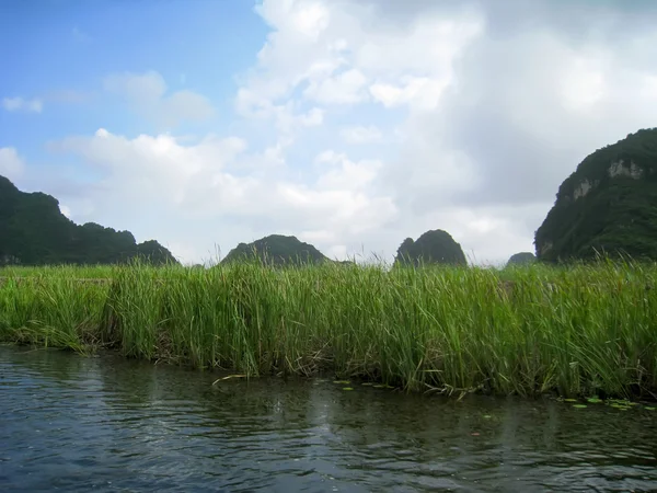 Paisagem com moutain e rio, Trang An, Ninh Binh, Vietnã — Fotografia de Stock