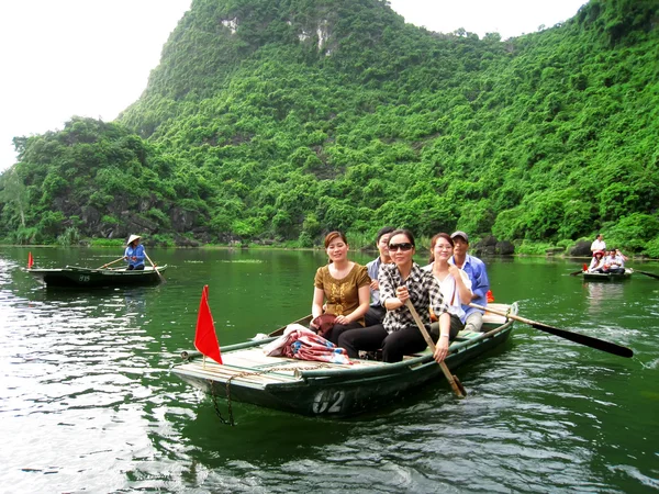 Unidentified tourists in Trang An — Stock Photo, Image