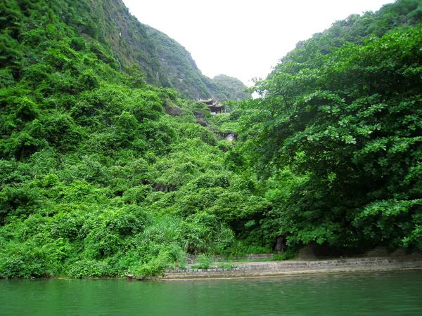 Dağlı ve nehirli manzara, Trang An, Ninh Binh, Vietnam — Stok fotoğraf