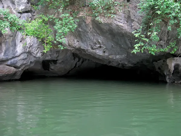 Paisaje con montaña y río, Trang An, Ninh Binh, Vietnam —  Fotos de Stock