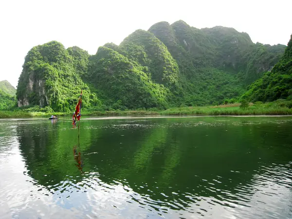 Paisaje con montaña y río, Trang An, Ninh Binh, Vietnam —  Fotos de Stock