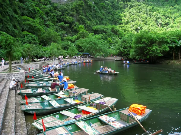 Turistas no identificados en Trang An —  Fotos de Stock