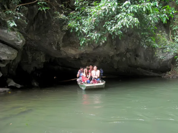 Turistas no identificados en Trang An —  Fotos de Stock