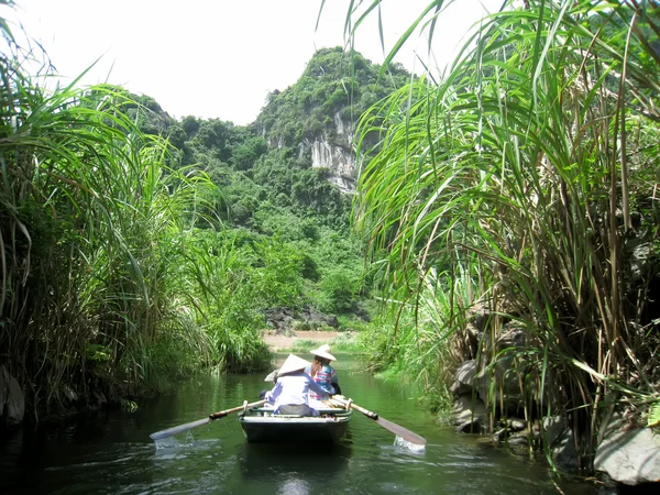 Unbekannte Touristen in Trang an — Stockfoto