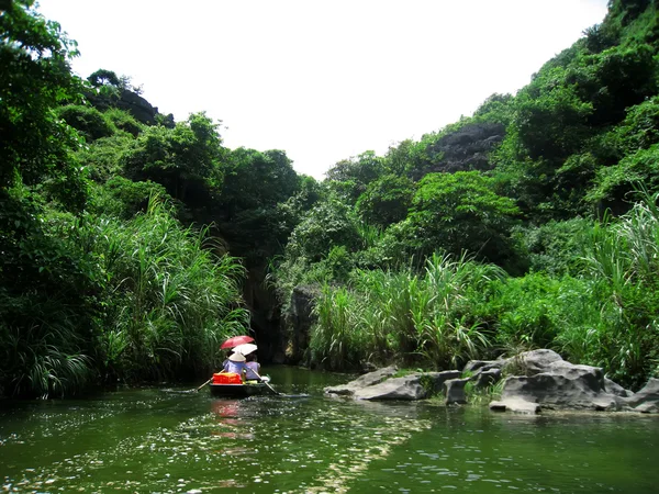 Unidentified tourists in Trang An — Stock Photo, Image