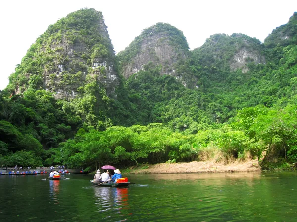 Turistas no identificados en Trang An —  Fotos de Stock