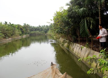 Balık beslemek için Vietnamca çiftçi