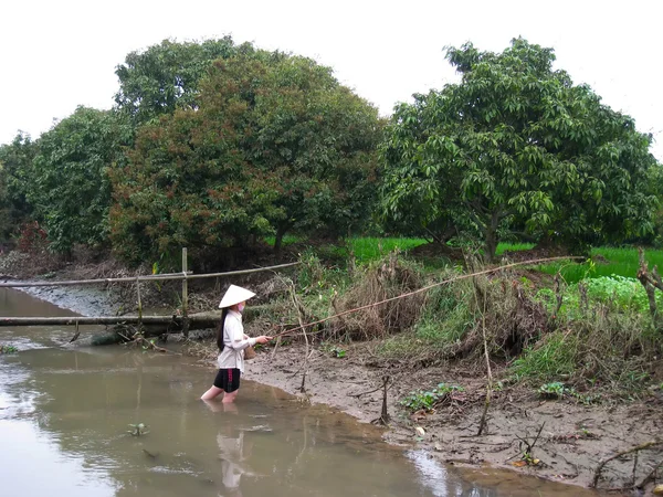 Ragazza rurale utilizzare canna da pesca con esca granchio cacht nel suo buco — Foto Stock