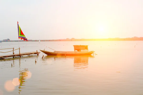 Boot auf dem Fluss — Stockfoto