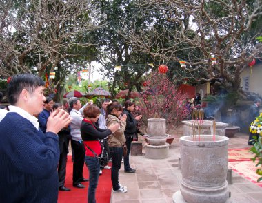 con oğlu pagoda törende tütsü yakma ziyaretçi