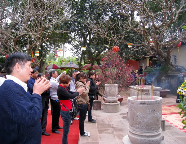 Visitantes quemando incienso en la Pagoda Con Son — Foto de Stock