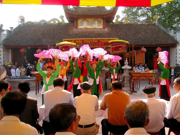 Filles en costume traditionnel effectuer une danse folklorique — Photo