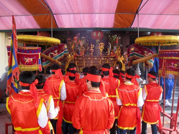 Besökarna bränna rökelse ceremoni på con son pagoda — Stockfoto