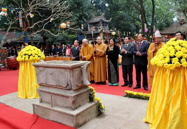 Los monjes y la fiel ceremonia en Con Son Pagoda —  Fotos de Stock