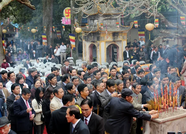 Visitantes quemando incienso en la Pagoda Con Son — Foto de Stock