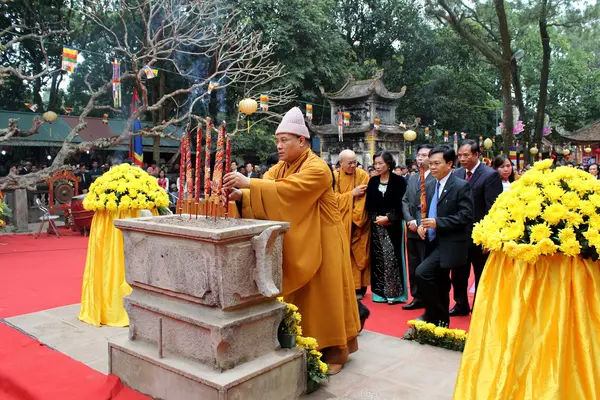 Monniken en de trouwe ceremonie bij con zoon pagode — Stockfoto
