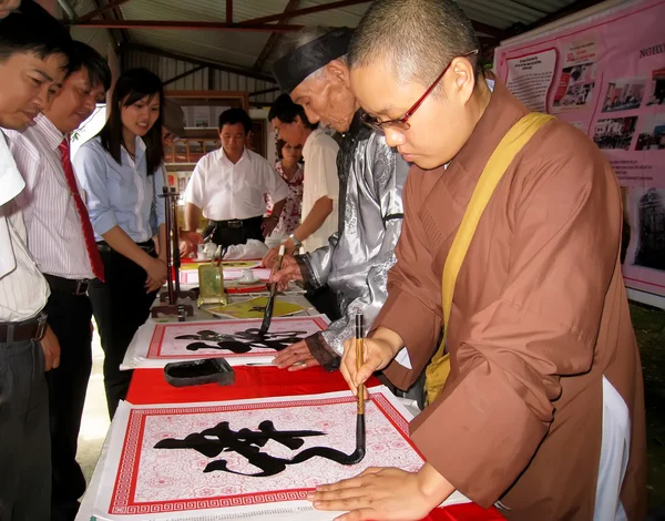 Calligraphers writing the art letters for visitors — Stock Photo, Image