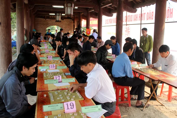 Jogadores jogar xadrez chinês no festival tradicional — Fotografia de Stock