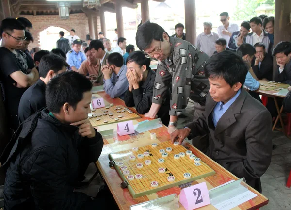 Pemain bermain catur Cina dalam festival tradisional — Stok Foto