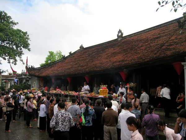 Pengunjung membakar upacara dupa di Kiep Bac tempel — Stok Foto