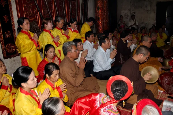 I visitatori che bruciano incenso cerimonia a Kiep Bac tempel — Foto Stock