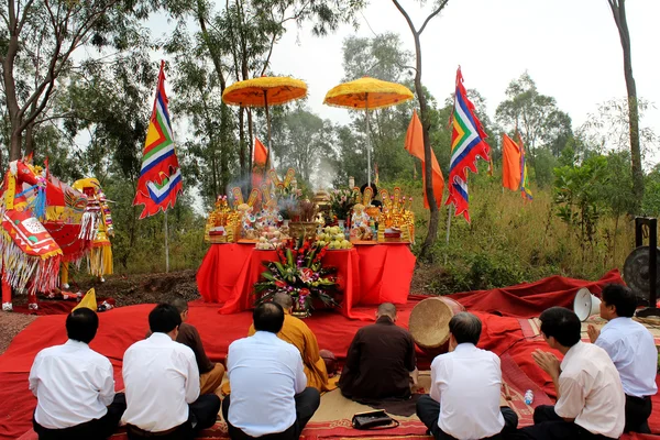 Los monjes y los visitantes ceremonia en Kiep Bac tempel —  Fotos de Stock