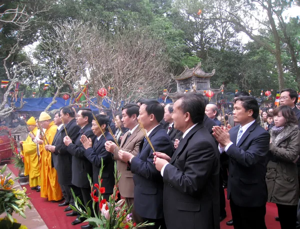 Les moines et la cérémonie fidèle à la pagode Con Son — Photo