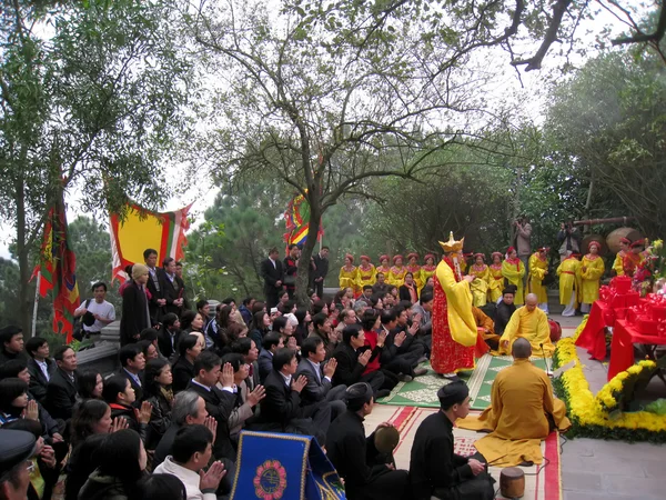 Los monjes y la fiel ceremonia en Con Son Pagoda — Foto de Stock