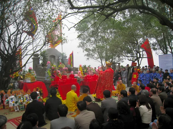 Les moines et la cérémonie fidèle à la pagode Con Son — Photo