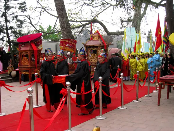 Grupo de pessoas em traje tradicional dar presentes para o santo — Fotografia de Stock