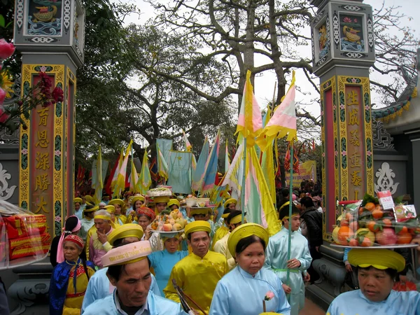 Grupo de personas en traje tradicional dan regalos a la santa —  Fotos de Stock