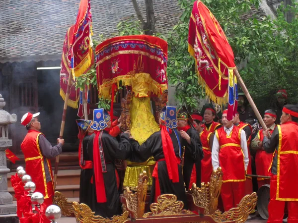 Gruppo di persone in costume tradizionale processione palanchino di h — Foto Stock