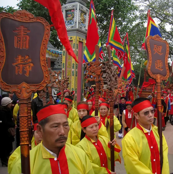 Grupo de personas en traje tradicional dan regalos a la santa —  Fotos de Stock