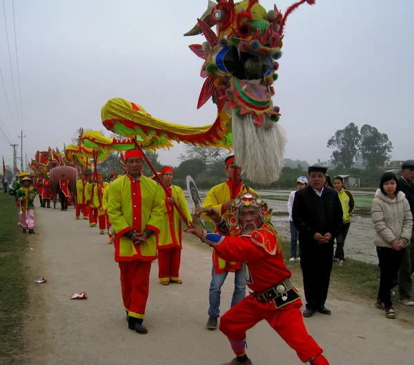 Grupo de personas en traje tradicional procesión palanquín de h — Foto de Stock