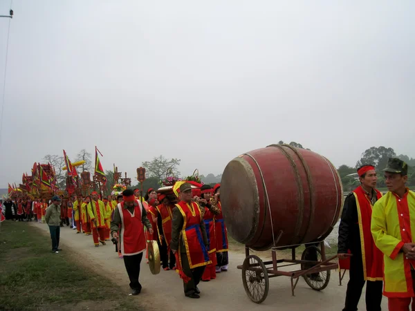 Gruppe von Menschen in traditioneller Tracht Palanquin Prozession von h — Stockfoto