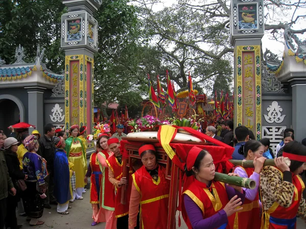 Grupo de personas en traje tradicional dan regalos a la santa — Foto de Stock