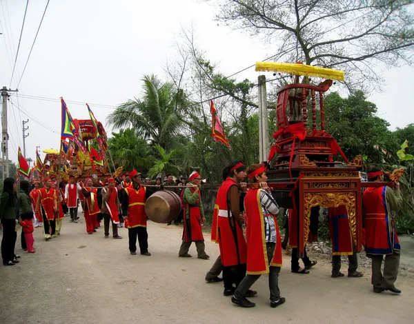 Grupo de personas en traje tradicional procesión palanquín de h — Foto de Stock