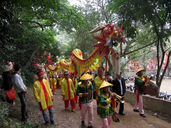 Grupo de personas en traje tradicional procesión palanquín de h — Foto de Stock