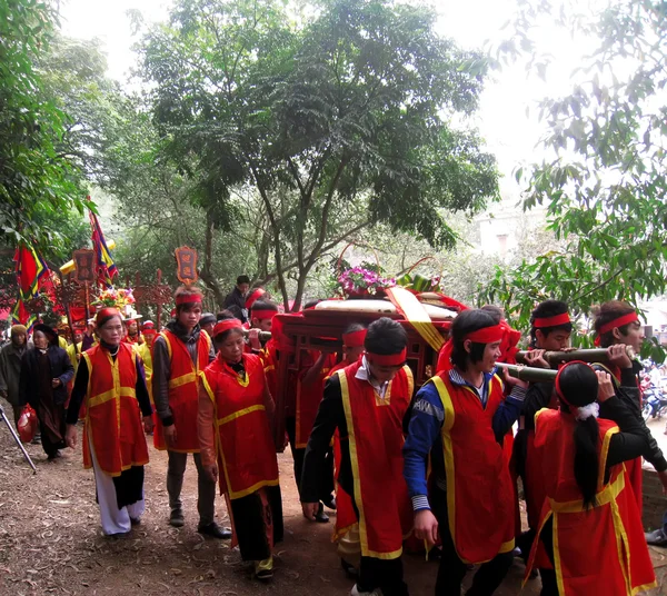 Grupo de personas en traje tradicional dan regalos a la santa —  Fotos de Stock