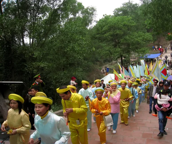 Gruppo di persone in costume tradizionale processione palanchino di h — Foto Stock