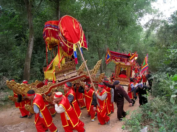 Grupo de personas en traje tradicional procesión palanquín de h —  Fotos de Stock