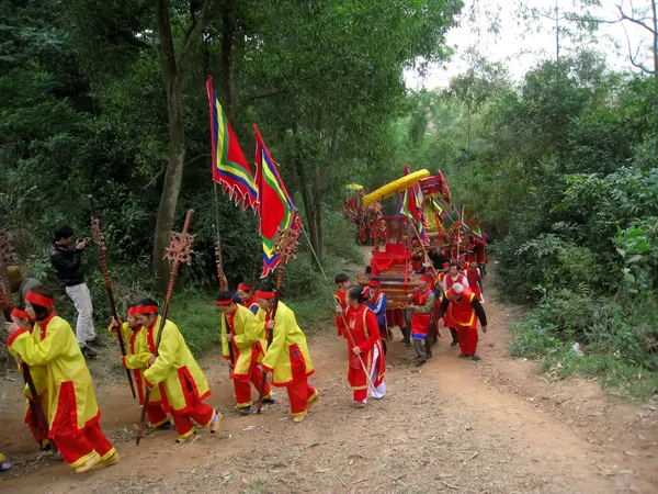 Grupo de personas en traje tradicional procesión palanquín de h —  Fotos de Stock