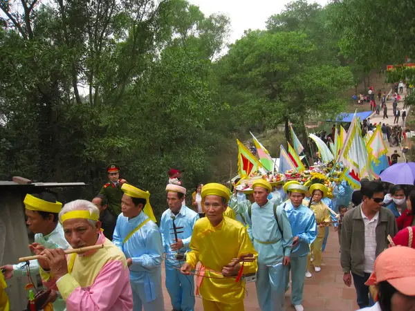 Grupo de personas en traje tradicional procesión palanquín de h — Foto de Stock