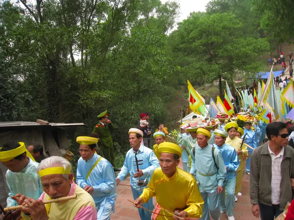 Grupp människor i traditionell dräkt bärstol procession av h — Stockfoto