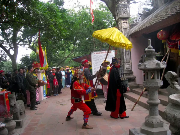 Grupo de personas en traje tradicional procesión palanquín de h —  Fotos de Stock