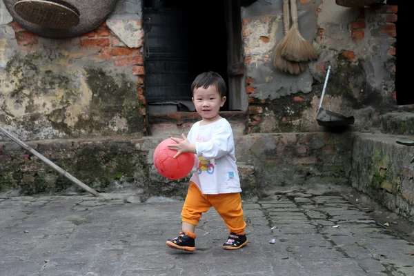 Boy play football in the yard — Stock Photo, Image