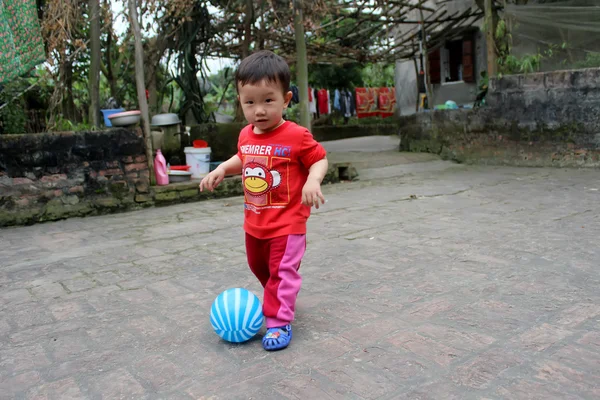 Boy play football in the yard — Stock Photo, Image