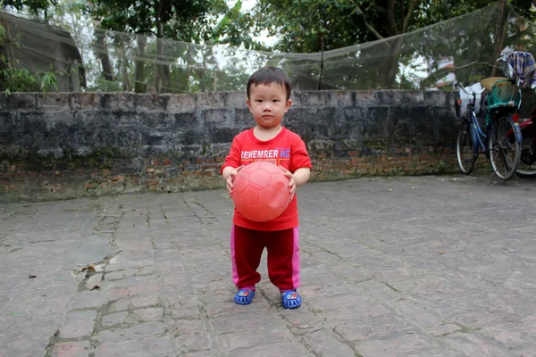 Boy play football in the yard — Stock Photo, Image