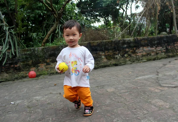 Menino jogar futebol no quintal — Fotografia de Stock